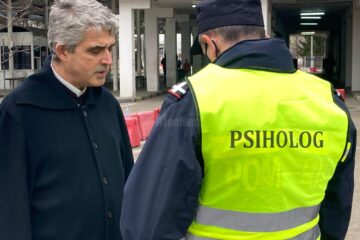 O echipă de psihologi și un preot militar oferă asistență refugiaților din tabăra de la Siret