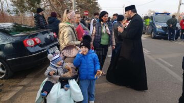O femeie cu doi copii, sprijinită de consilierul județean Larisa Blanari