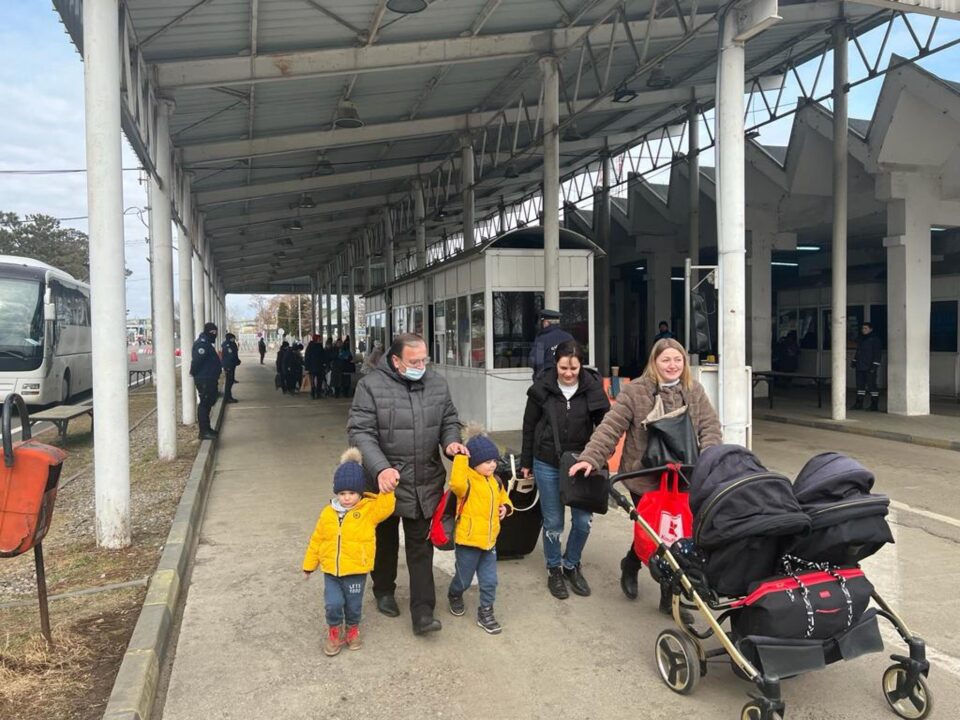 Flutur a preluat personal doi copii ucraineni pentru a-i duce să-și reîntâlnească tatăl aflat în România Flutur a preluat personal doi copii ucraineni pentru a-i duce să-și reîntâlnească tatăl aflat în România