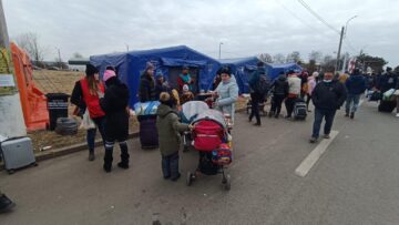 Sutele de refugiați, la adăpost în zona corturilor din Siret