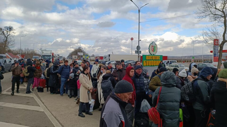 Unii au stat la cozi, alții au intrat în față, preferențial