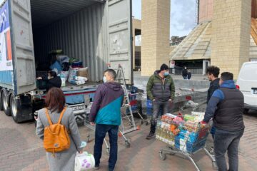 Centru de strângere donații pentru refugiații din Ucraina, în parcarea Iulius Mall Suceava