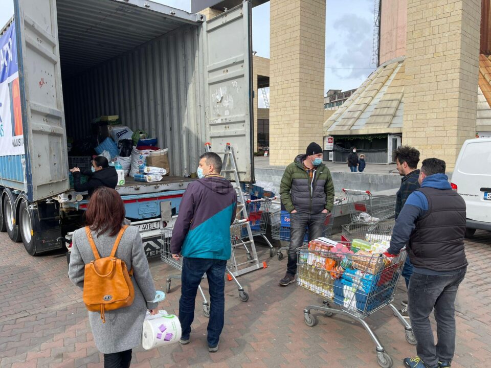 Centru de strângere donații pentru refugiații din Ucraina, în parcarea Iulius Mall Suceava