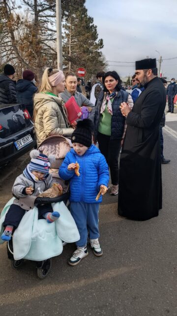 O femeie cu doi copii, sprijinită de consilierul județean Larisa Blanari