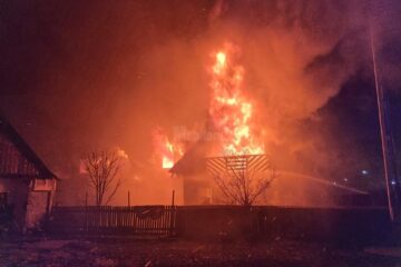 O casă din Măneuți, mistuită de un incendiu devastator