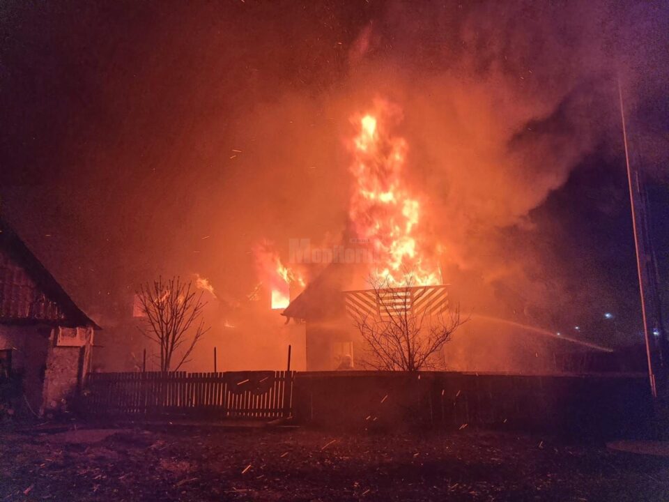 O casă din Măneuți, mistuită de un incendiu devastator