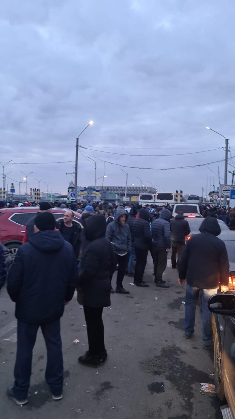 Disperarea a pus stăpânire pe oamenii care așteaptă să treacă din partea ucraineană în Punctul de Trecere a Frontierei (PTF) Siret Disperarea a pus stăpânire pe oamenii care așteaptă să treacă din partea ucraineană în Punctul de Trecere a Frontierei (PTF) Siret