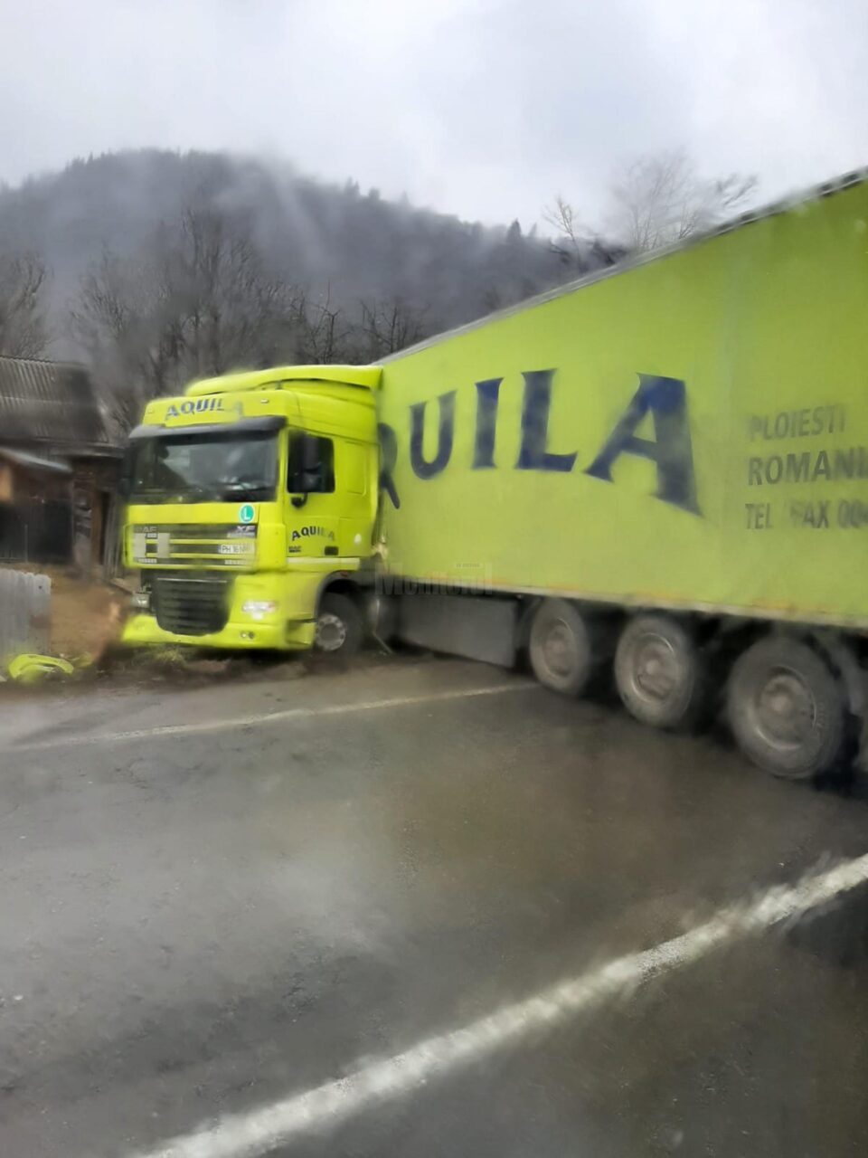 Tir intrat în curtea unei case, la Câmpulung Moldovenesc