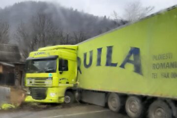 Tir intrat în curtea unei case, la Câmpulung Moldovenesc