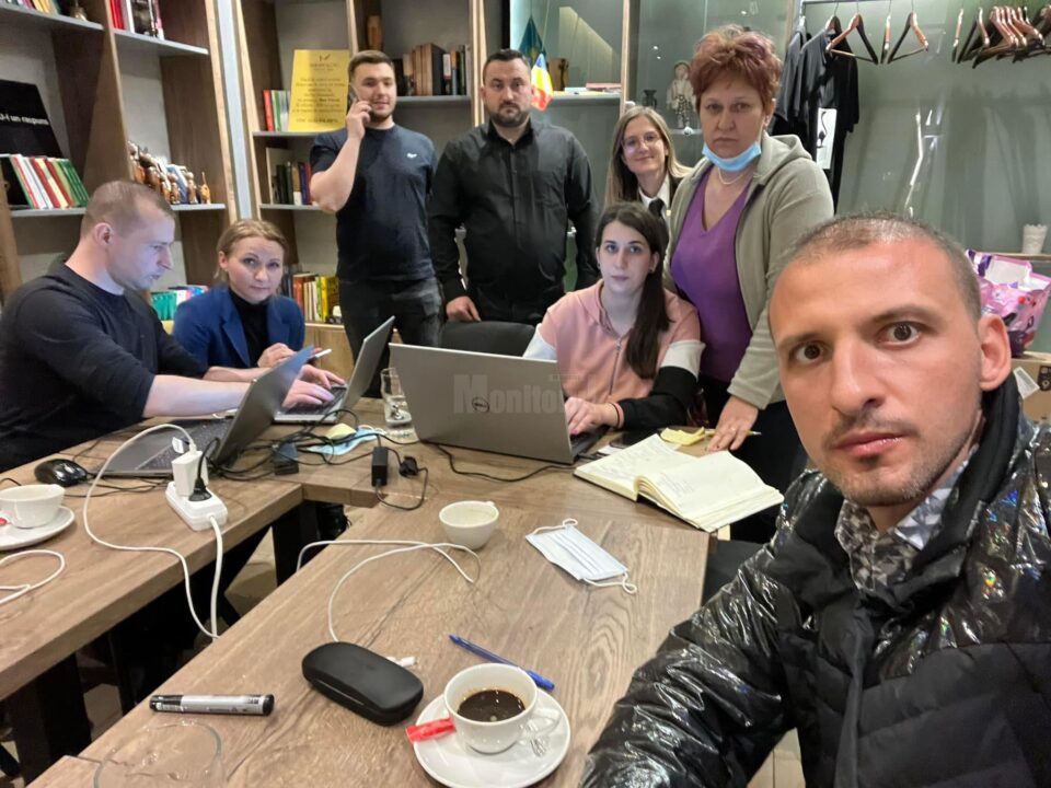 Stefan Mandachi alaturi de echipa care coordonează activitatea de preluare a refugiatilor