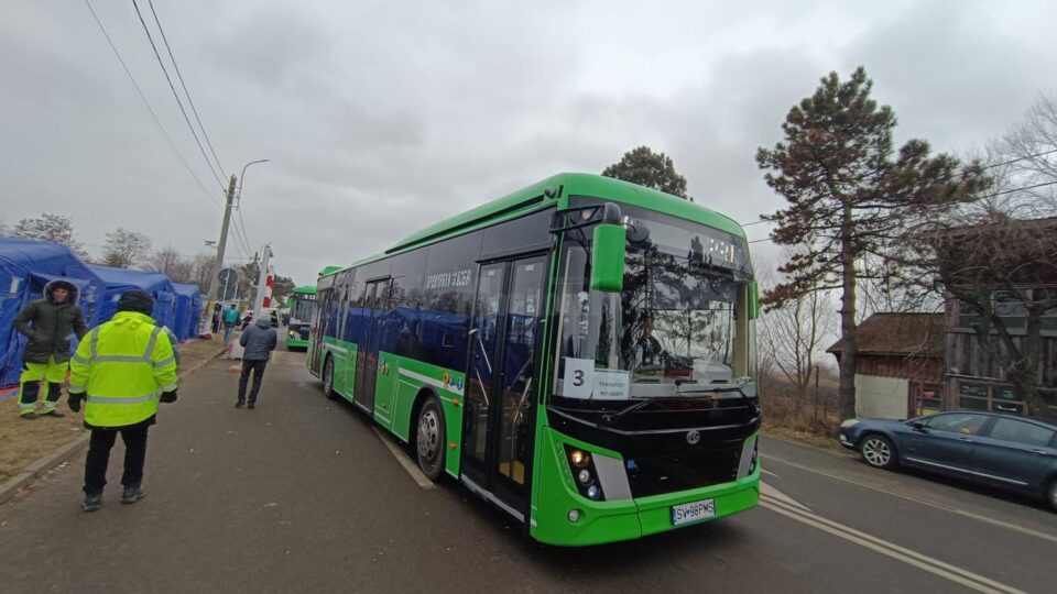 Autobuzele electrice puse la dispoziție de Primăria Suceava, pentru transportul refugiaților din Vama Siret, vor face curse zilnice cât timp va fi nevoie