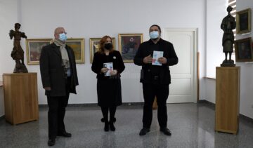Administratorul public Alexandru Rădulescu, prof. dr. Ramona Maria Mocanu și Teodor Brădățanu, managerul Muzeului de Artă „Ion Irimescu”