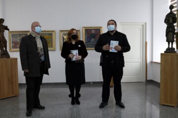 Administratorul public Alexandru Rădulescu, prof. dr. Ramona Maria Mocanu și Teodor Brădățanu, managerul Muzeului de Artă „Ion Irimescu”