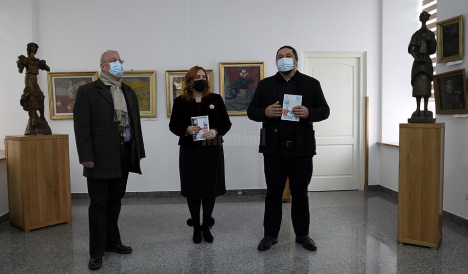 Administratorul public Alexandru Rădulescu, prof. dr. Ramona Maria Mocanu și Teodor Brădățanu, managerul Muzeului de Artă „Ion Irimescu” Administratorul public Alexandru Rădulescu, prof. dr. Ramona Maria Mocanu și Teodor Brădățanu, managerul Muzeului de Artă „Ion Irimescu”