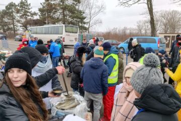 Voluntarii stau zi și noapte la frontiera de la Siret, încercând să susțină refugiații din Ucraina