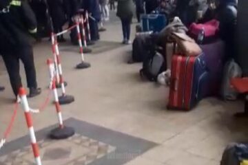 Grupuri importante de refugiați, la toate trenurile spre București și Cluj
