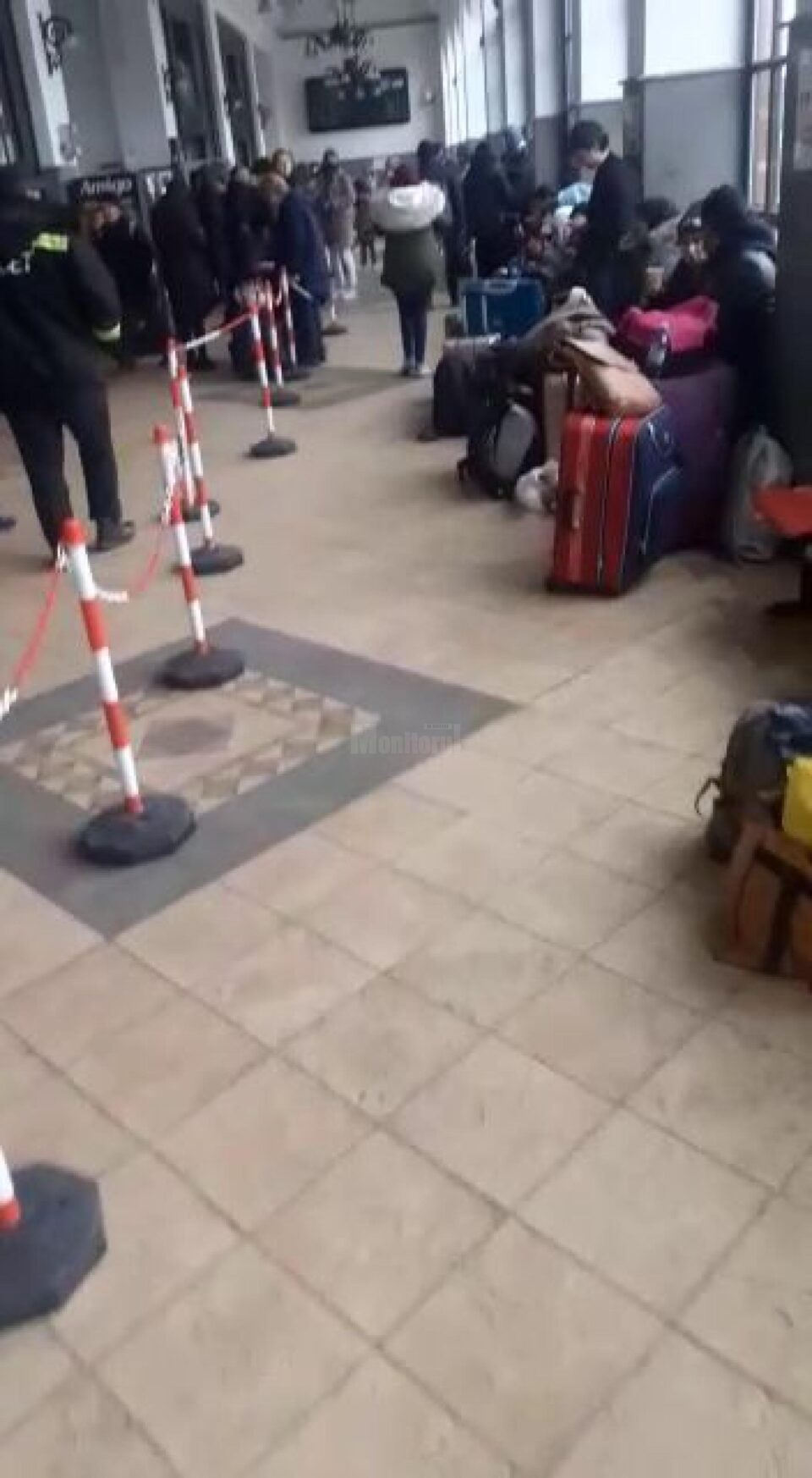 Grupuri importante de refugiați, la toate trenurile spre București și Cluj