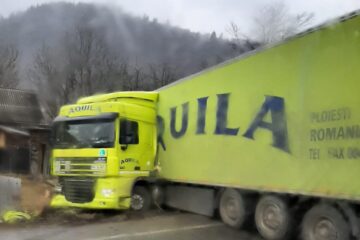Tir intrat în curtea unei case, la Câmpulung Moldovenesc