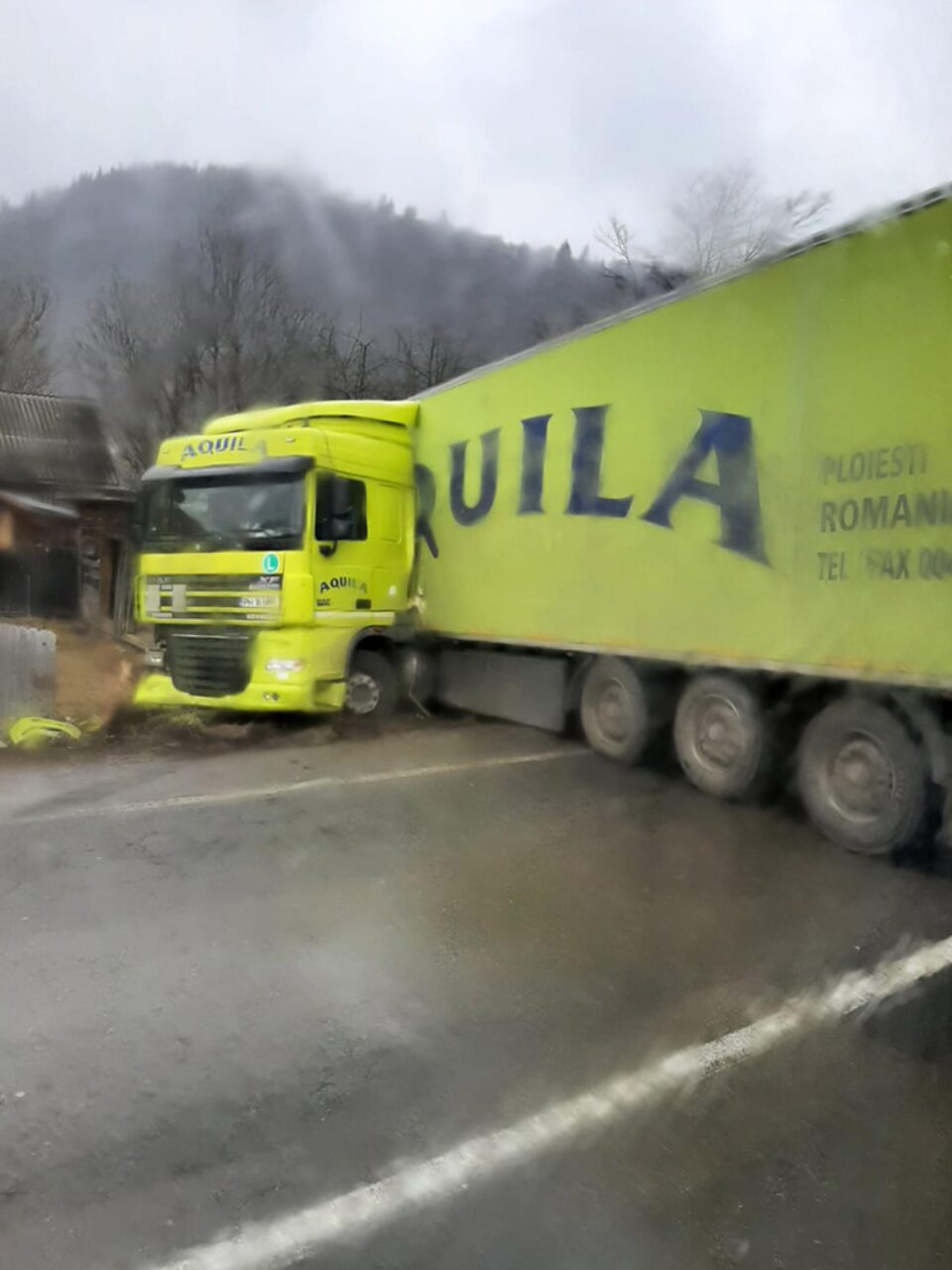 Tir intrat în curtea unei case, la Câmpulung Moldovenesc