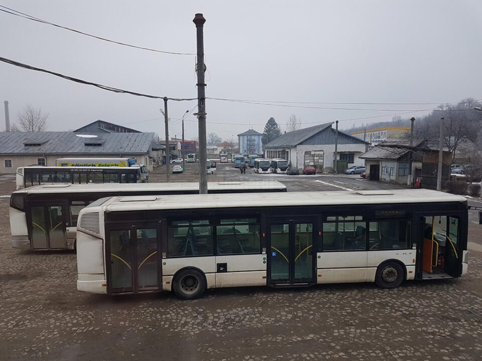 Nouă autobuze de la TPL, puse să transporte refugiații de la Vama Siret la Aeroportul Suceava Nouă autobuze de la TPL, puse să transporte refugiații de la Vama Siret la Aeroportul Suceava