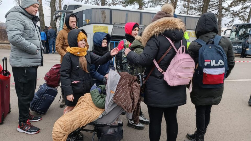 Cu o floare nu se face primăvară, dar pot fi aduse zâmbete chiar și pe chipurile copiilor care au fugit din calea războiului. Cu o floare nu se face primăvară, dar pot fi aduse zâmbete chiar și pe chipurile copiilor care au fugit din calea războiului.