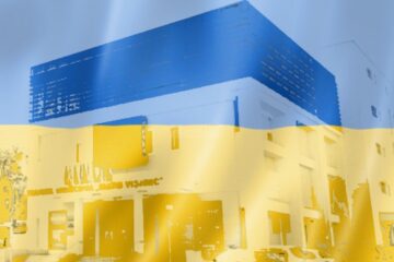 Teatrul sucevean în culorile Ucrainei, albastru și galben