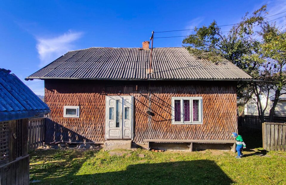 Casa din Moldovița în care s-a mutat Florentina Filipovici, cu familia sa