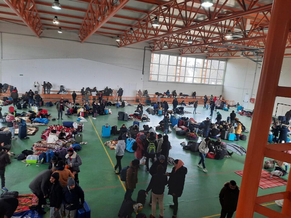 Peste 500 de studenți indieni, cazați în sala de sport de la Milișăuți