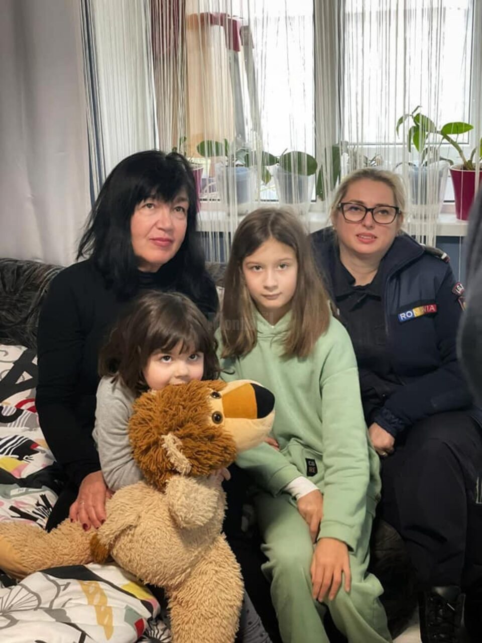 Fetițele unei familii de pompieri militari din Cernăuți au primit adăpost în casa unui pompier din Suceava, slt. Simona Cojocar Fetițele unei familii de pompieri militari din Cernăuți au primit adăpost în casa unui pompier din Suceava, slt. Simona Cojocar