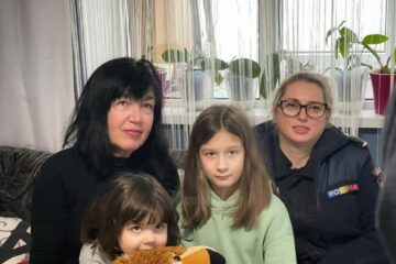 Fetițele unei familii de pompieri militari din Cernăuți au primit adăpost în casa unui pompier din Suceava, slt. Simona Cojocar