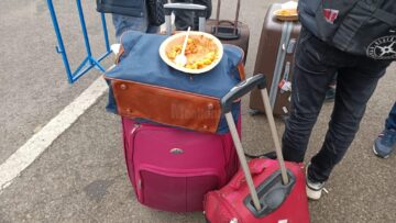 Voluntarii stau zi și noapte la frontiera de la Siret, încercând să susțină refugiații din Ucraina