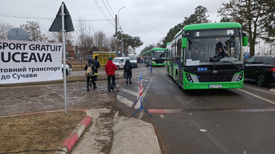 Autobuzele electrice puse la dispoziție de Primăria Suceava, pentru transportul refugiaților din Vama Siret, vor face curse zilnice cât timp va fi nevoie