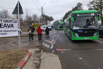 Autobuzele electrice puse la dispoziție de Primăria Suceava, pentru transportul refugiaților din Vama Siret, vor face curse zilnice cât timp va fi nevoie