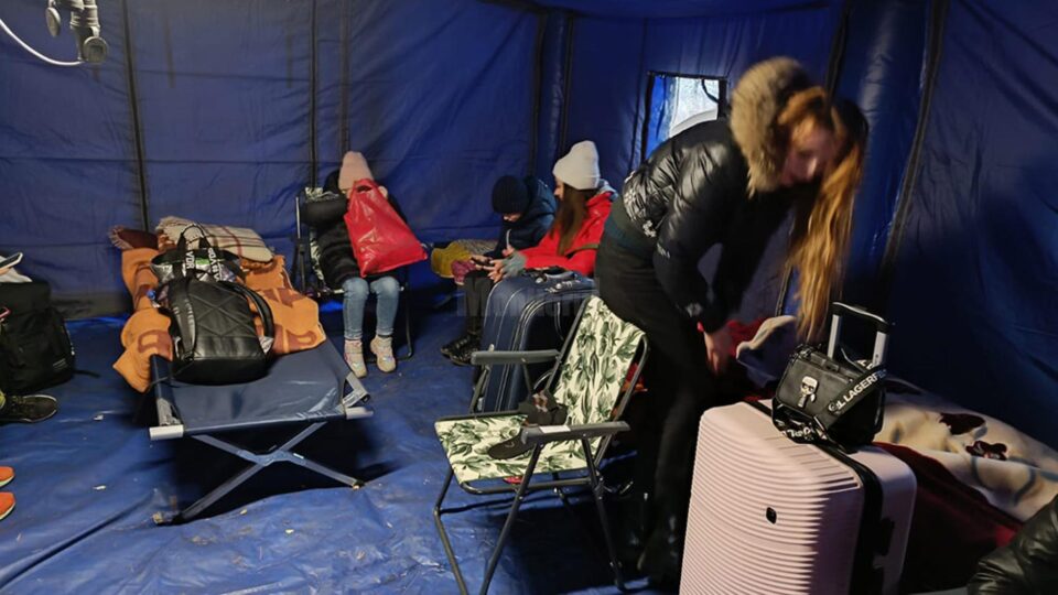 Voluntarii stau zi și noapte la frontiera de la Siret, încercând să susțină refugiații din Ucraina