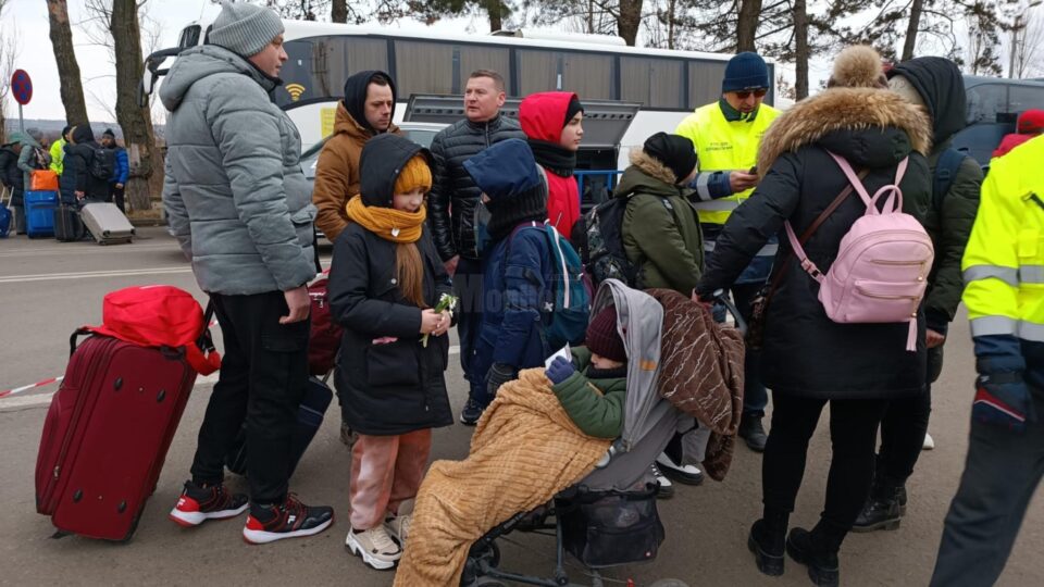 Peste 8200 de oameni au intrat în România pe la Siret, dintre care peste 5800 sunt ucraineni, în ziua de 1 martie Peste 8200 de oameni au intrat în România pe la Siret, dintre care peste 5800 sunt ucraineni, în ziua de 1 martie
