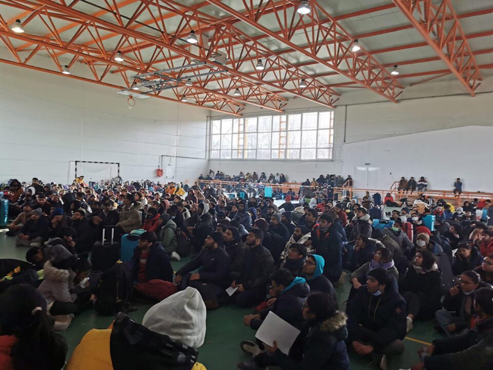 Mâncarea pentru mic-dejun, prânz și cină pentru 800 de refugiați din sala de sport de la Milișăuți a fost asigurată de Egger Mâncarea pentru mic-dejun, prânz și cină pentru 800 de refugiați din sala de sport de la Milișăuți a fost asigurată de Egger