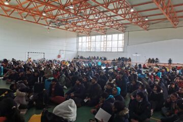 Mâncarea pentru mic-dejun, prânz și cină pentru 800 de refugiați din sala de sport de la Milișăuți a fost asigurată de Egger