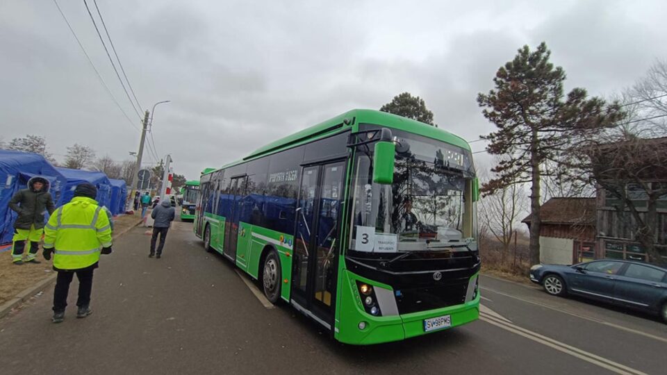 Refugiații din Ucraina, transportați cu autobuze electrice ale TPL, de la Siret la Suceava