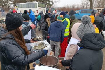 Voluntarii stau zi și noapte la frontiera de la Siret, încercând să susțină refugiații din Ucraina