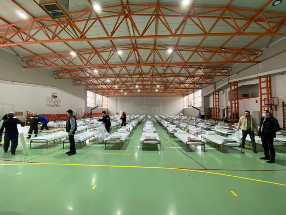 Punct de primire a refugiaților amenajat de Primăria Suceava în sala de sport a Școlii Gimnaziale „Miron Costin” dinb cartierul Burdujeni