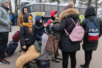 Cu o floare nu se face primăvară, dar pot fi aduse zâmbete chiar și pe chipurile copiilor care au fugit din calea războiului