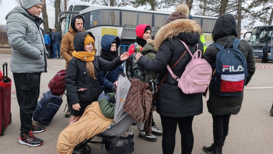 Cu o floare nu se face primăvară, dar pot fi aduse zâmbete chiar și pe chipurile copiilor care au fugit din calea războiului