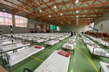 Punct de primire a refugiaților amenajat de Primăria Suceava în sala de sport a Școlii Gimnaziale „Miron Costin”