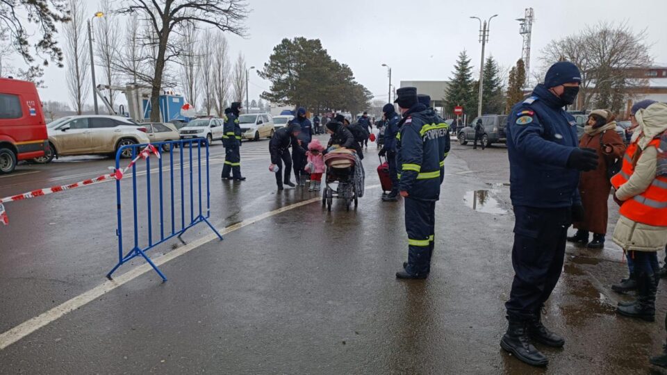Refugiații de război din Cernăuți, înfrigurați și speriați, așteptați cu o masă caldă în frontiera de la Siret