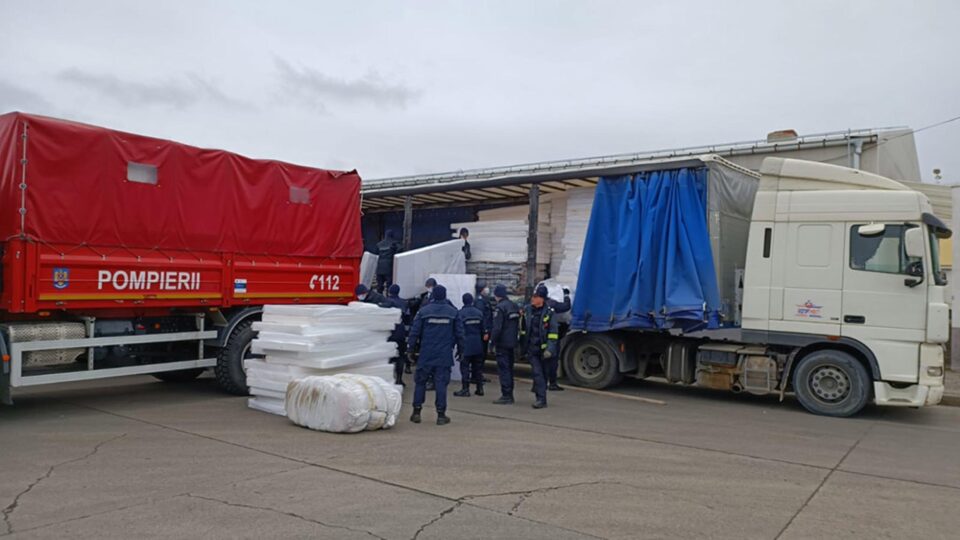 Marfa adusă e dată jos din camioanele românești și urcată în tiruri ucrainene
