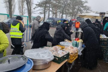 Maicile de la Manastirea Agapia, venite a două oară cu hrană caldă și pachete pentru refugiații din Ucraina