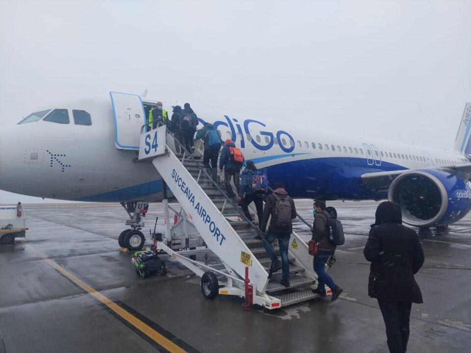 400 de studenti indieni au plecat spre casa de pe Aeroportul Suceava