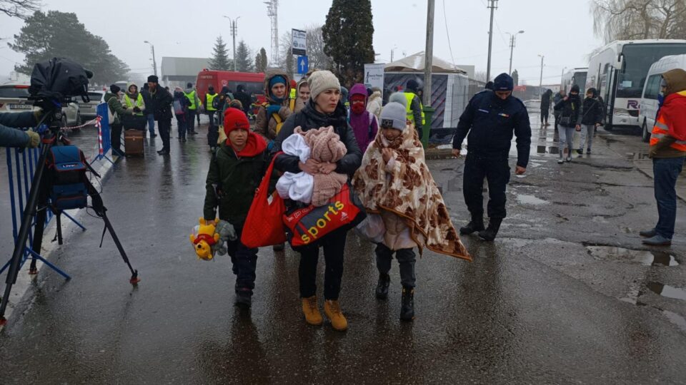 Maicile de la Manastirea Agapia, venite a două oară cu hrană caldă și pachete pentru refugiații din Ucraina 5