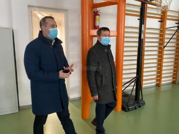 Punct de primire a refugiaților amenajat de Primăria Suceava în sala de sport a Școlii Gimnaziale „Miron Costin”