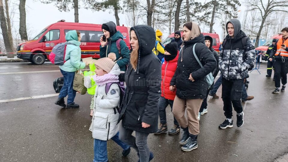 Refugiații de război din Cernăuți, înfrigurați și speriați, așteptați cu o masă caldă în frontiera de la Siret